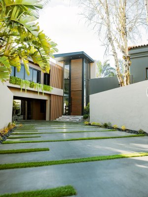 Modern architectural design: The Shazi residence in Fourways, Johannesburg is a contemporary home that underwent a façade renovation for an upgrade that would highlight the entrance, embrace natural elements and bring abundant natural light into the study, office, and children’s play area. 